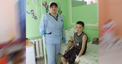 Медсястра Вікторыя Малюжанец з пацыентам Арцёмам.