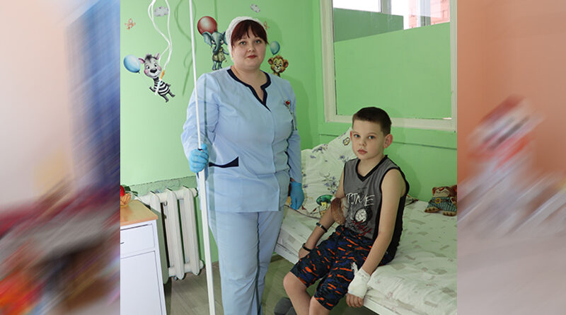 Медсястра Вікторыя Малюжанец з пацыентам Арцёмам.