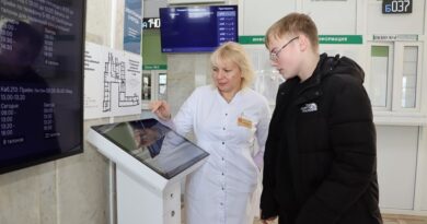 Вольга Камінская кансультуе пацыента ля тэрмінала 
электроннай чаргі.