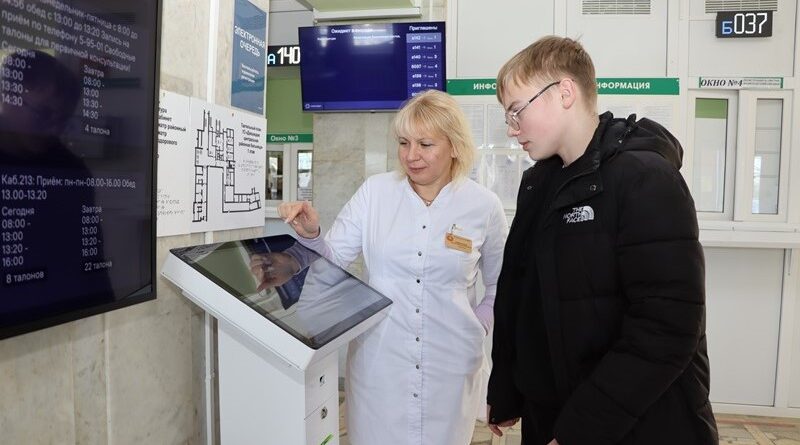 Вольга Камінская кансультуе пацыента ля тэрмінала 
электроннай чаргі.