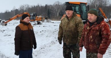 Машыністы бульдозера Віктар Бабачонак і Мікалай Жгутоў,
трактарыст Сяргей Піскуновіч (злева направа).