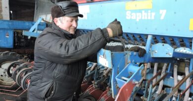 Рамонтам пасяўнога агрэгата “Lemken” заняты механізатар Вячаслаў Будзіч.