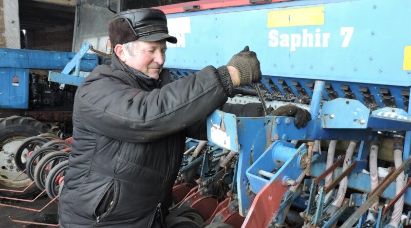 Рамонтам пасяўнога агрэгата “Lemken” заняты механізатар Вячаслаў Будзіч.