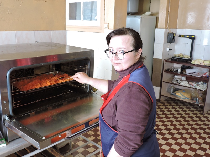 Кухонная рабочая Алена Крэмез.