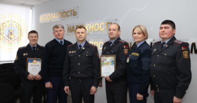 На варце правапарадку (злева направа) Аляксандр Мацкевіч, Валерый Шышла, Міхаіл Яловік, Віталій Варанковіч, Тамара Ліннік і Яўген Муха.