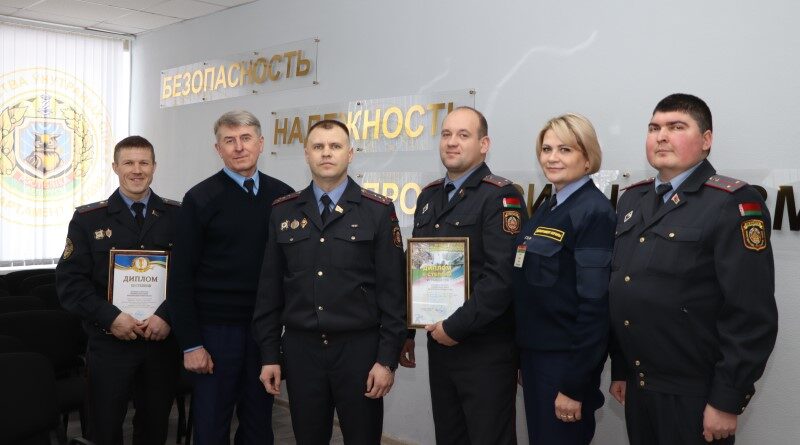 На варце правапарадку (злева направа) Аляксандр Мацкевіч, Валерый Шышла, Міхаіл Яловік, Віталій Варанковіч, Тамара Ліннік і Яўген Муха.