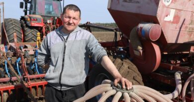 Хоць на ўзлесках яшчэ ляжыць снег,  
механізатар Андрэй Ганус упэўнены: 
час сеяць надышоў.