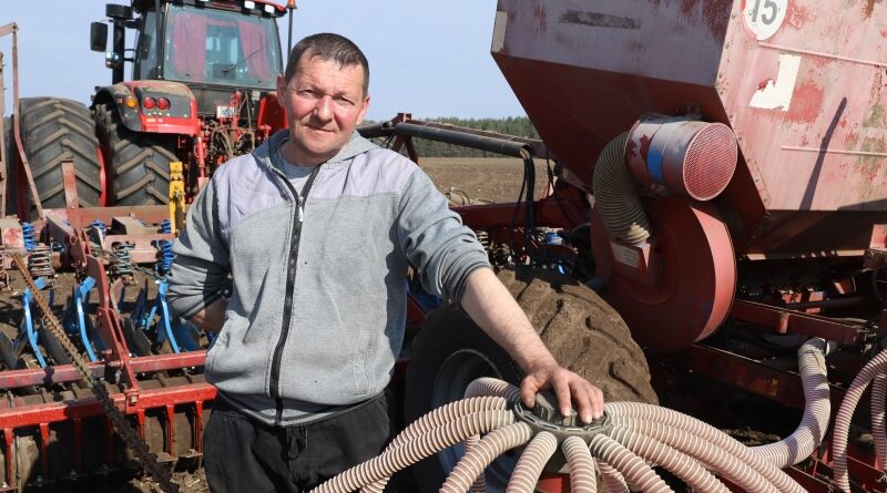 Хоць на ўзлесках яшчэ ляжыць снег,  
механізатар Андрэй Ганус упэўнены: 
час сеяць надышоў.