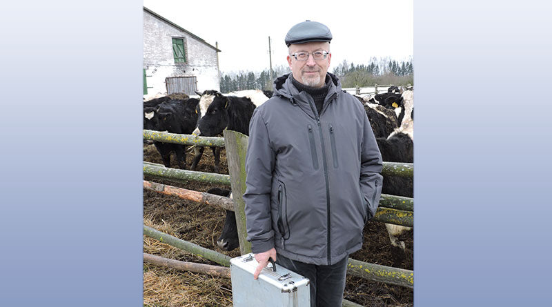 Віктар Ломыш не расстаецца са сваім чароўным лекавым чамаданчыкам – па ім рагатыя падапечныя, якіх урач разумее без слоў, пазнаюць яго яшчэ здалёк.