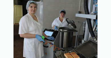 Кандытары Наталля Клімко і Наталля Каляга за работай.