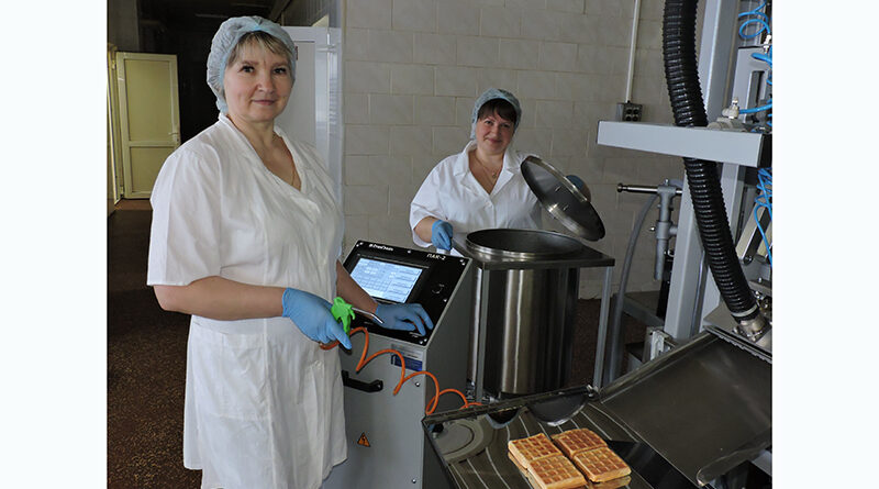 Кандытары Наталля Клімко і Наталля Каляга за работай.