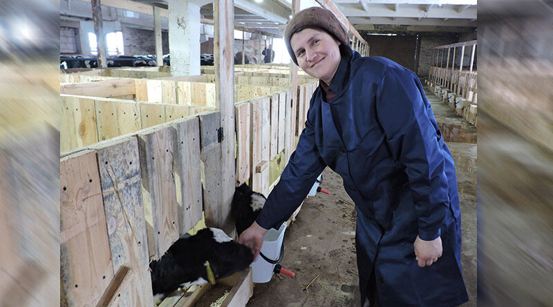 Цялятніца Алена Майсіевіч задаволена новым домам для сваіх малых падапечных.