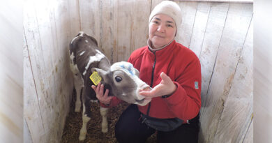 Алена Карніловіч 
з цялушкай Фросяй.