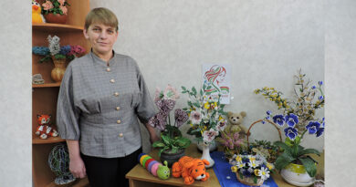 Людміла Юковіч са сваімі работамі.