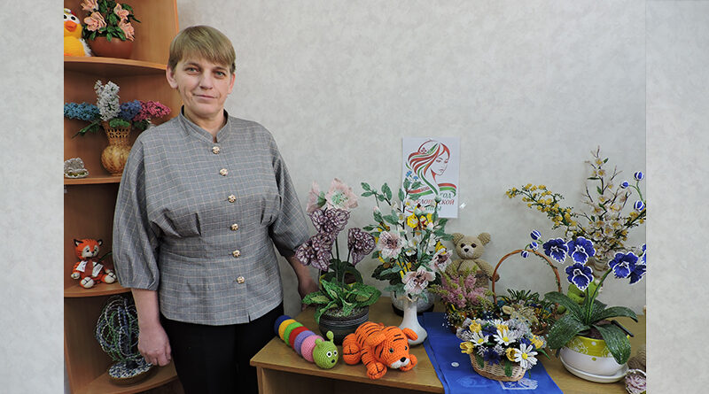 Людміла Юковіч са сваімі работамі.