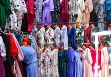 МАРТ: продавцы завысили цены на выпускные наряды до 120 %