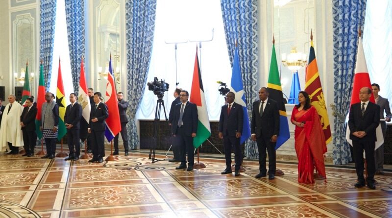 Президент Беларуси Александр Лукашенко принял верительные грамоты послов десяти государств. Верительные грамоты главе государства вручили дипломаты из Японии, Шри-Ланки, Танзании, Сомали, Палестины, КНДР, Египта, Ганы, Бангладеш и Алжира.