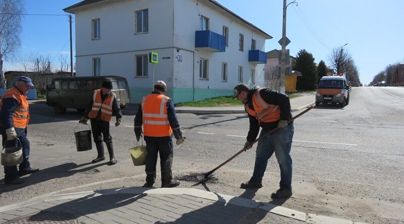 Работники Докшицкого ДРСУ-180 приступили к ямочному ремонту