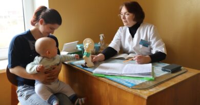 Медсястра Таццяна Дайлідзёнак знаходзіць падыход да маленькага пацыента праз гульню.