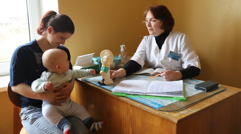 Медсястра Таццяна Дайлідзёнак знаходзіць падыход да маленькага пацыента праз гульню.