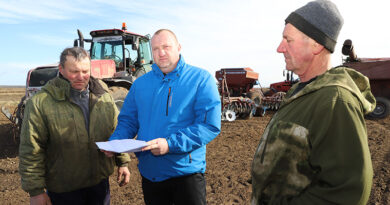 За абмеркаваннем надзённых задач сейбіт Яўген Ярмаковіч, галоўны аграном Андрэй Янчак і кіроўца загрузчыка насення Аляксандр Кішулька.