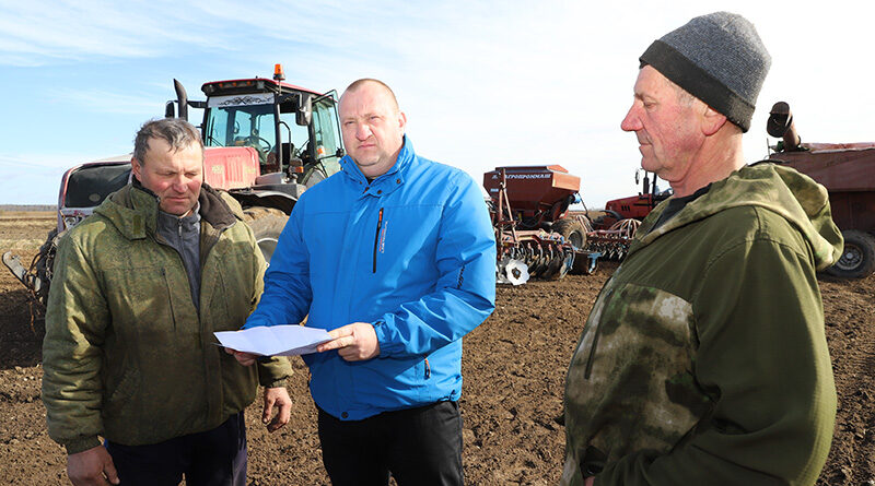 За абмеркаваннем надзённых задач сейбіт Яўген Ярмаковіч, галоўны аграном Андрэй Янчак і кіроўца загрузчыка насення Аляксандр Кішулька.