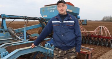 Механізатар Сяргей Рацькавіч 
тэмпамі пасяўной кампаніі задаволены.