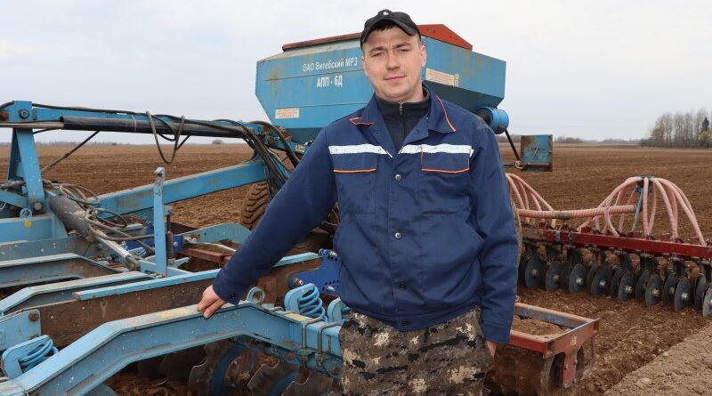 Механізатар Сяргей Рацькавіч 
тэмпамі пасяўной кампаніі задаволены.