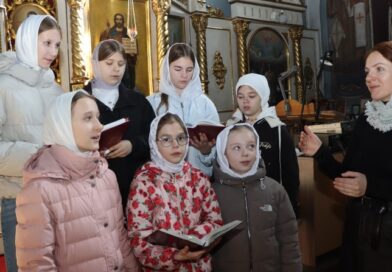 Детский церковный хор поет в Свято-Покровском храме в Докшицах