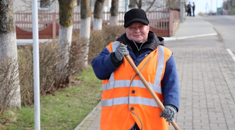 С 6 утра начинается рабочий день уборщицы территории РУП ЖКХ «Докшицы-коммунальник» Ольги Новицкой