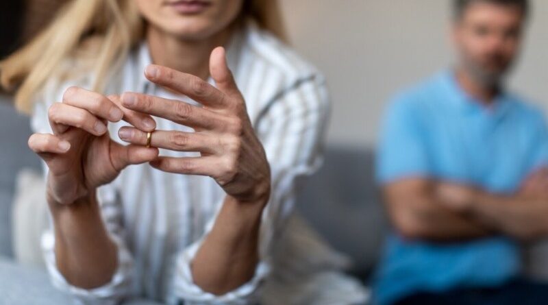 Жена подала на развод и стала запрещать встречаться с сыном