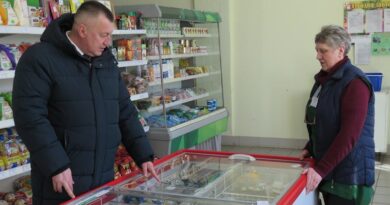 Депутат Палаты представителей Национального собрания Республики Беларусь Анатолий Сивко провел мониторинг в магазине «Родны кут» Докшицкого филиала облпотребобщества в агр. Барсуки.