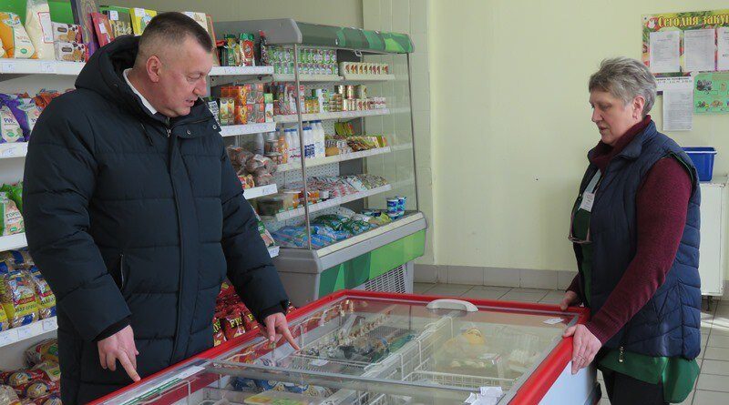 Депутат Палаты представителей Национального собрания Республики Беларусь Анатолий Сивко провел мониторинг в магазине «Родны кут» Докшицкого филиала облпотребобщества в агр. Барсуки.