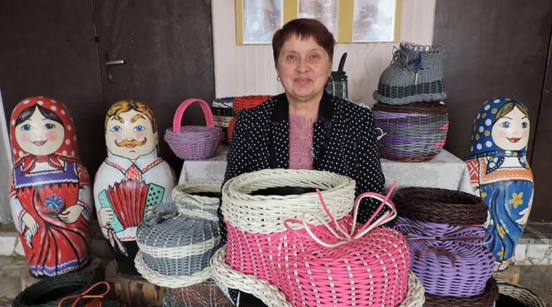 Татьяна Чикун из агрогородка Волколаты освоила плетение из ротанга