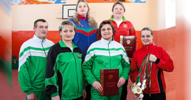 У першым радзе (злева направа) Арцём Кучыц, Алена Таляронак, Марына Ярмаковіч, Алена Касцюк. 
Другі рад — Дар'я Гмырак і Алена Аліноўская.