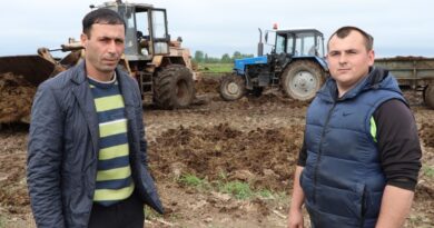 Механізатары (злева направа) Мікалай Сцепанян і Аляксандр Суднік.