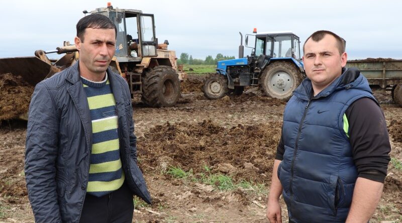 Механізатары (злева направа) Мікалай Сцепанян і Аляксандр Суднік.