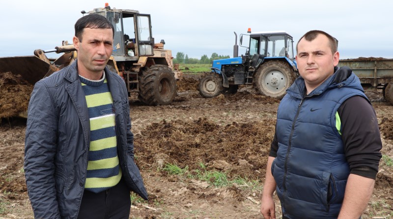 Механізатары (злева направа) Мікалай Сцепанян і Аляксандр Суднік.