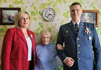Витебские таможенники поздравили жительницу блокадного Ленинграда с 81-й годовщиной Великой Победы