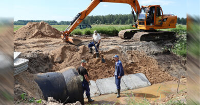 На будоўлі труб-праездаў каля вёскі Куты Крыпульскага сельсавета рупяцца рабочыя зялёнага будаўніцтва Часлаў Яцуковіч, Сяргей Жабкін і Аляксандр Ярыжанец.