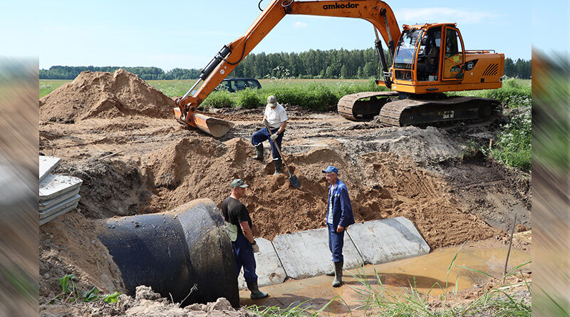 На будоўлі труб-праездаў каля вёскі Куты Крыпульскага сельсавета рупяцца рабочыя зялёнага будаўніцтва Часлаў Яцуковіч, Сяргей Жабкін і Аляксандр Ярыжанец.