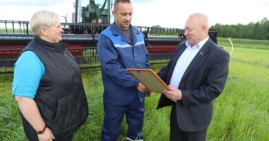 З узнагародай Паўла Рудзько віншуюць Васіль Васюковіч і старшыня прафпярвічкі ААТ “Таргуны” Алена Кукуля.