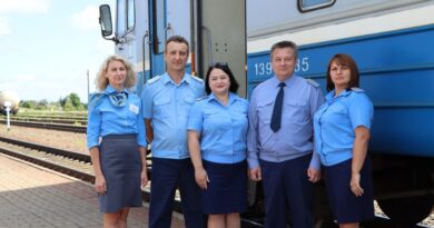 Білетны касір Наталля Бадзеева, дзяжурны па станцыі Віктар Крупскі, начальнік станцыі Таццяна Кавалёнак, спецыяліст па рабоце з кліентамі Сяргей Сіндрэвіч, аператар Наталля Бульбенка (злева направа): “Шчаслівага шляху!”