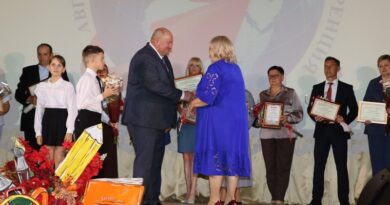 Сяргей Абірала віншуе з узнагародай настаўніцу Параф’янаўскай школы Вольгу Сазановіч.
