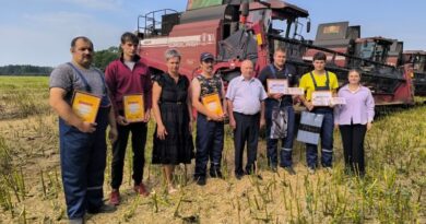 Павіншаваць герояў дня прыехалі першы намеснік старшыні райвыканкама, начальнік упраўлення па сельскай гаспадарцы і харчаванні Наталія Вараб’ёва, старшыня райкама прафсаюза работнікаў АПК Васіль Васюковіч, першы сакратар раённай арганізацыі ГА “БРСМ” Вераніка Норавіч.