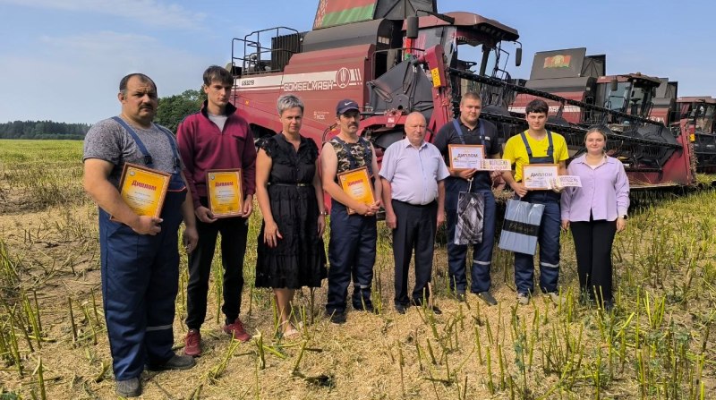 Павіншаваць герояў дня прыехалі першы намеснік старшыні райвыканкама, начальнік упраўлення па сельскай гаспадарцы і харчаванні Наталія Вараб’ёва, старшыня райкама прафсаюза работнікаў АПК Васіль Васюковіч, першы сакратар раённай арганізацыі ГА “БРСМ” Вераніка Норавіч.
