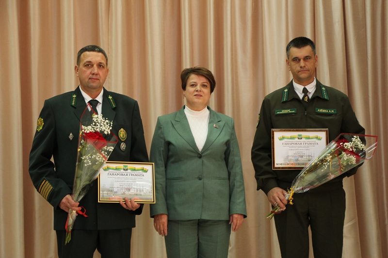 Марына Клімовіч уручыла ўзнагароды ляснічым Паўлу Аўласевічу і Артуру Азёмку.