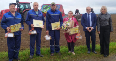 Уладзімір Андрыеўскі, Віктар Качынскі, Мікалай Баброўскі і
Таццяна Панамарова з прадстаўнікамі гандлёвай кампаніі "Дабраном".