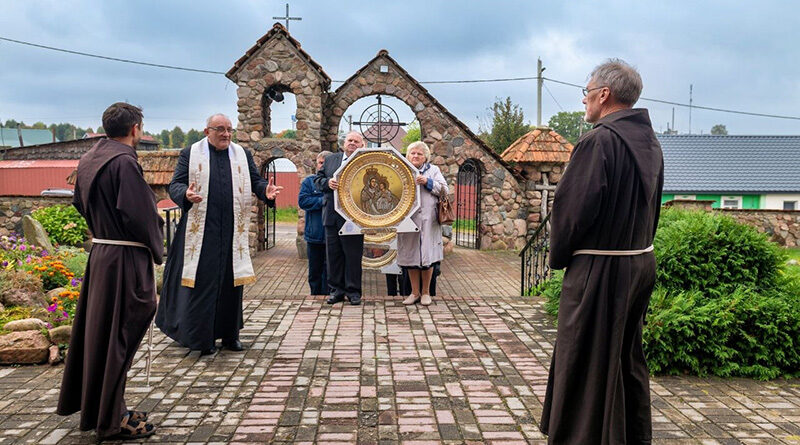 І католікаў, і праваслаўных запрашаюць у касцёл Найсвяцейшай Тройцы, каб ушанаваць Маці Божую.