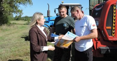 Дзмітрыя Дударонка (у цэнтры) і Андрэя Гануса віншуе Таццяна Дзіканава.